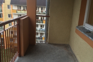 Tak wygląda balkon po oczyszczeniu i montażu siatki ...